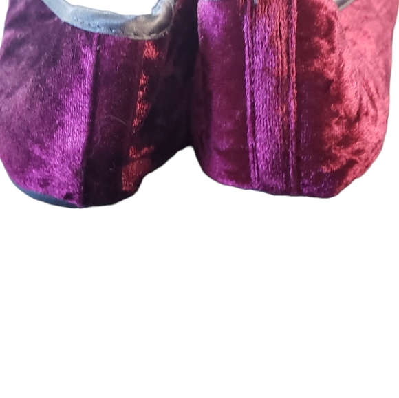 Betsey Johnson NWT Womens Size 7-8 Slip On Velour Flats - Picture 3 of 4